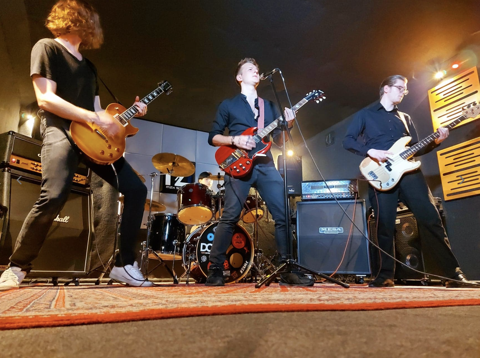 Zespół grający na sali prób MZx