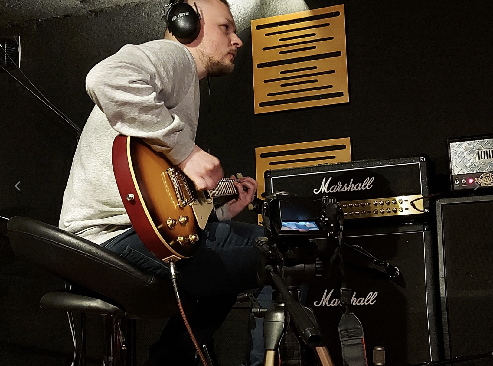 Gitarzysta podczas sesji nagraniowej w MZx Studio