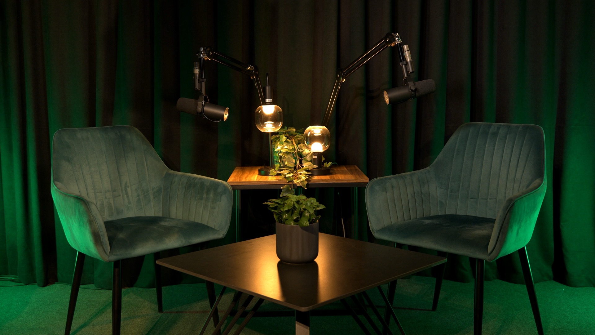 Studio B — oświetlenie zielone