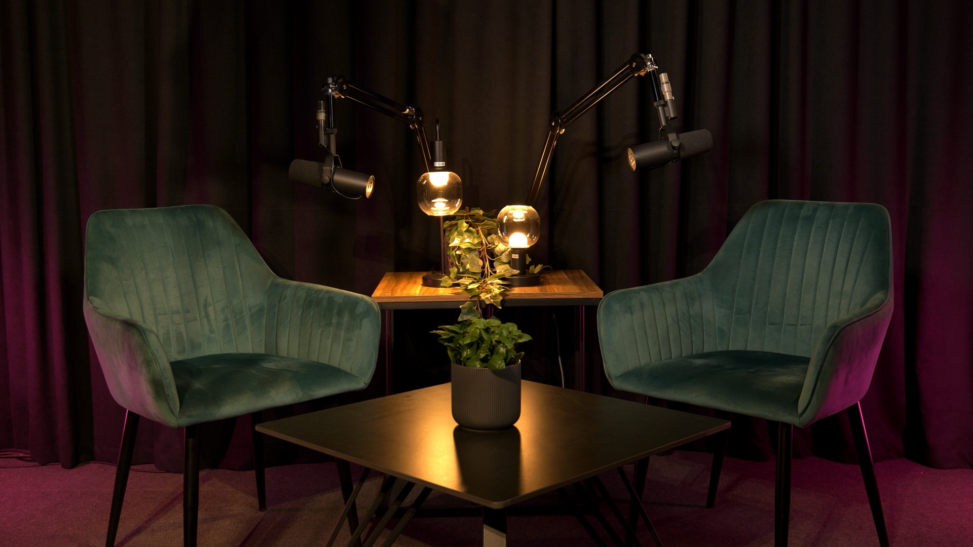 Studio B — oświetlenie różowe