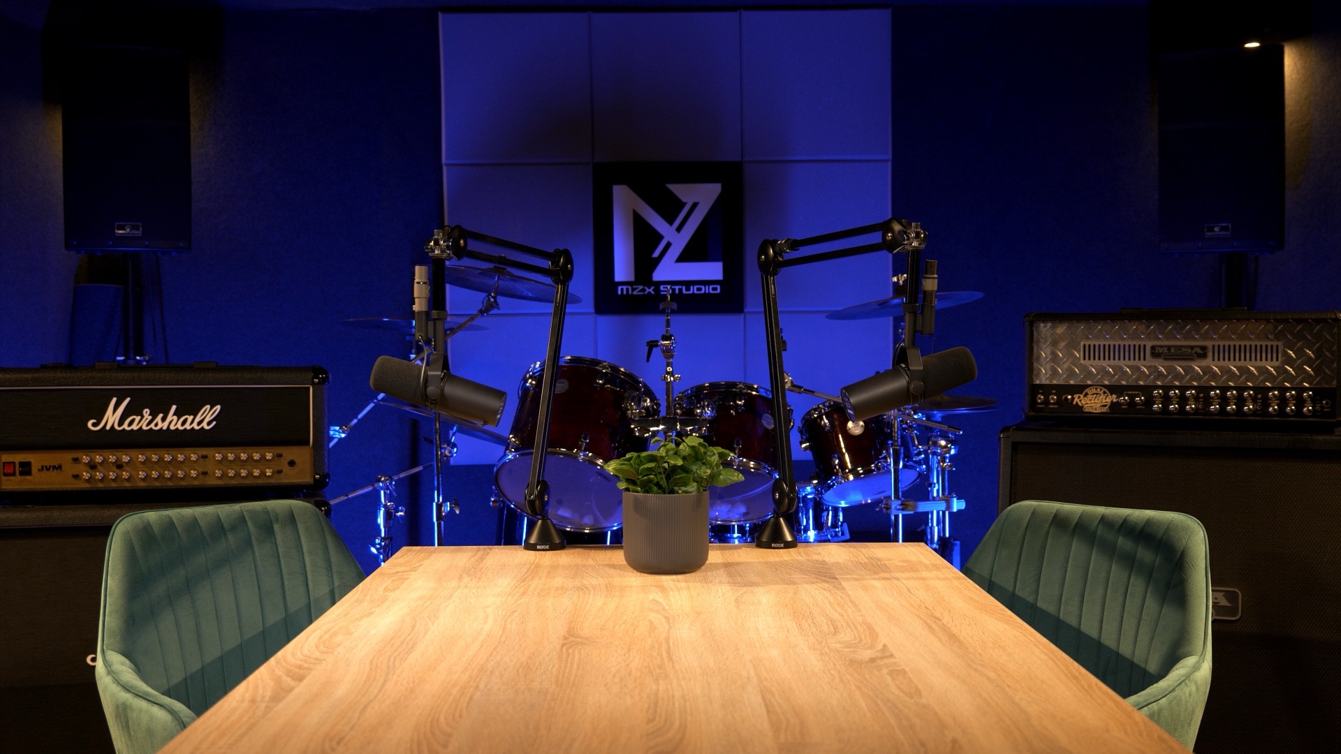 Studio C — oświetlenie niebieskie