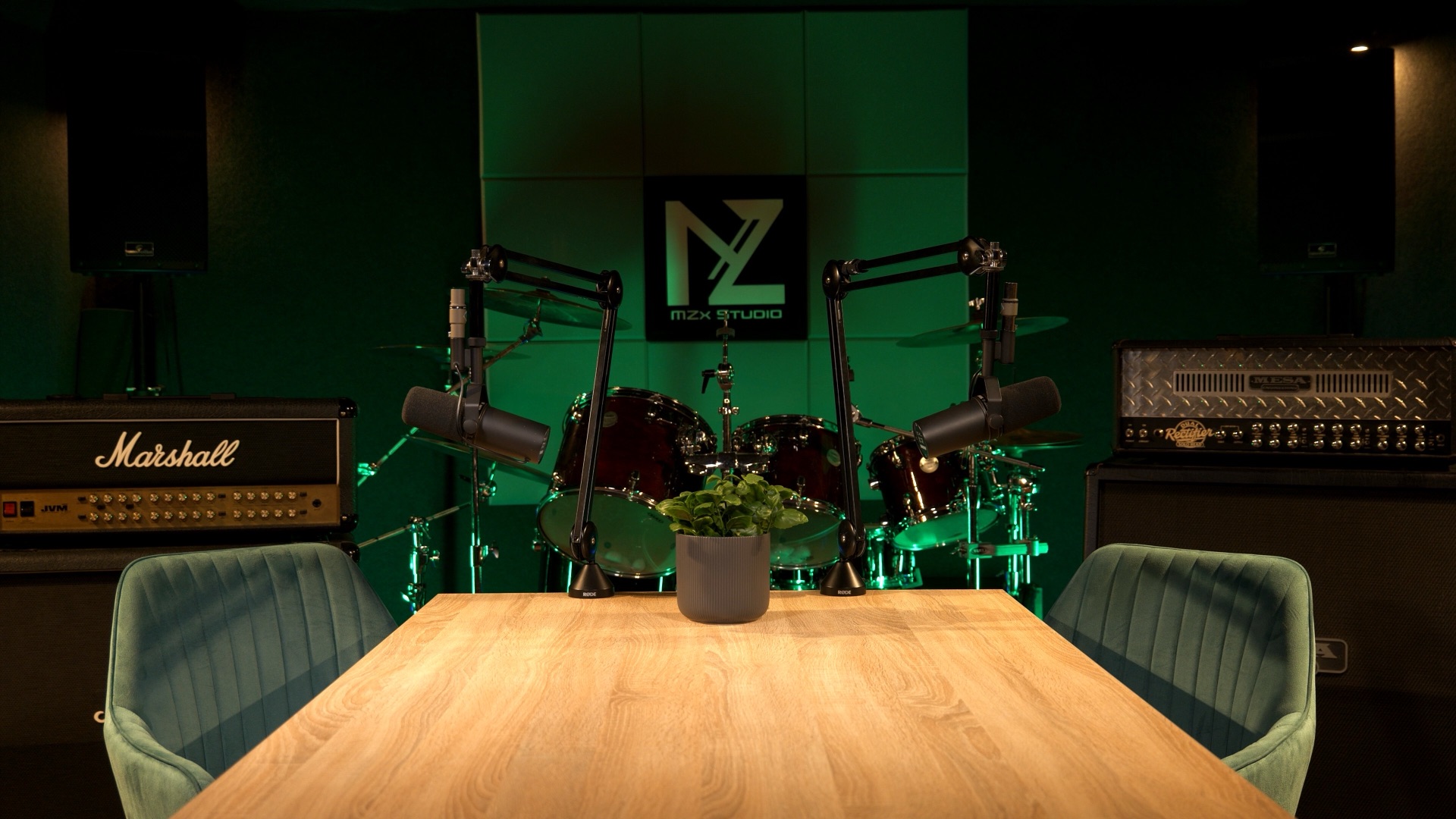 Studio C — oświetlenie zielone